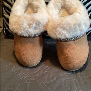 Isotoner women’s classic comfort hood back memory foam slippers,size 8.5-9